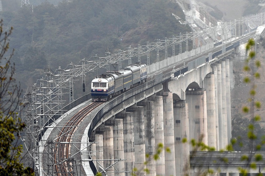 열차가 진타이[金臺, 진화(金華)-타이저우(臺州)] 철도 타이저우시 셴쥐(仙居)현 내 노선을 주행하고 있다. 진타이 철도는 저장(浙江)성이 자체적으로 건설해 운영하는 최초의 전기화 철도다. [2021년 3월 18일 촬영/사진 출처: 신화망]
