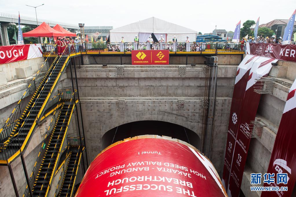 인도네시아 자카르타-반둥 고속철1호 터널이 개통됐다. 인도네시아 수도 자카르타와 제4의 도시 반둥을 연결하는 자카르타-반둥 고속철은 중국 고속철 최초로 시스템과 요소, 산업망이 해외에 적용된 공사로 총연장은 142km, 최고 시속은 350km로 설계됐다. [2020년 12월 15일 촬영/사진 출처: 신화망]