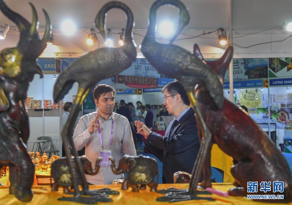 취안저우(泉州) 스스(石獅)시에서 열린 제5회 중국(취안저우) 해상 실크로드 국제 브랜드 박람회에서 인도 상인(왼쪽)이 고객에게 인도 공예품을 소개하고 있다. [사진 출처: 신화망]