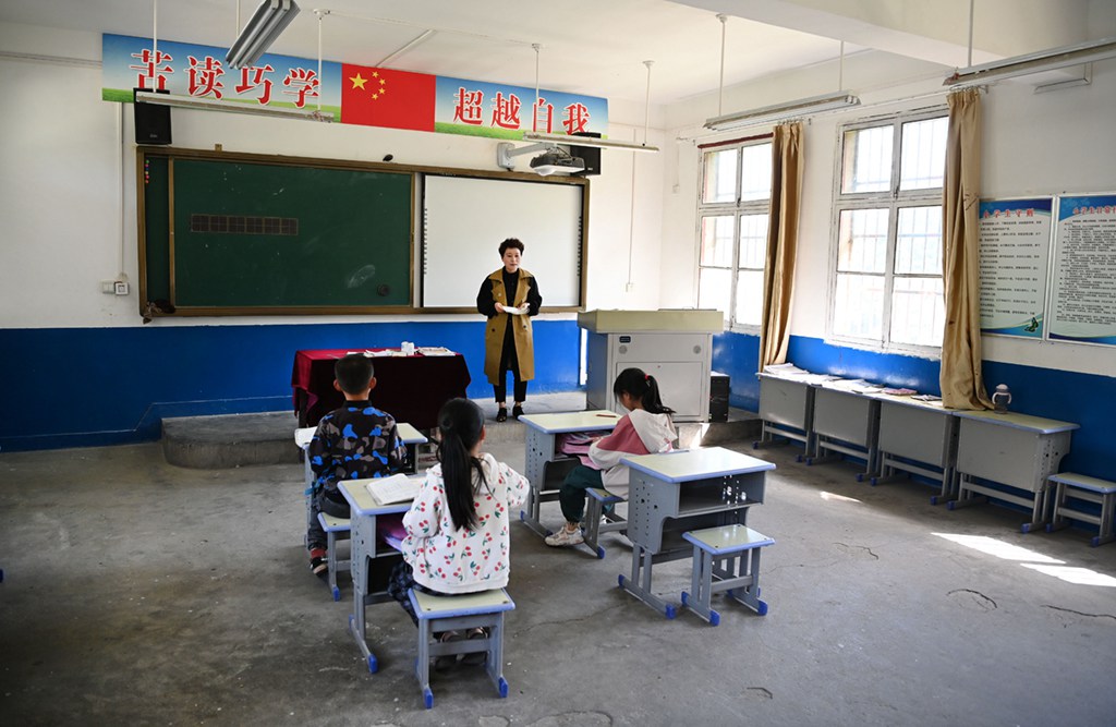 양추이(楊翠) 교사는 2학년 학생들에게 강의를 하고 있다. [5월 8일 촬영/사진 출처: 인민망]