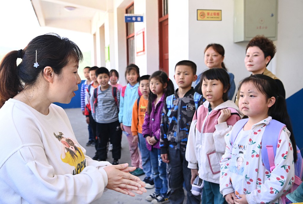 옌촨인(閆傳銀) 교사(왼쪽 첫 번째)는 학생들에게 보건 방역 관련 지침을 가르친다. [5월 8일 촬영/사진 출처: 인민망]