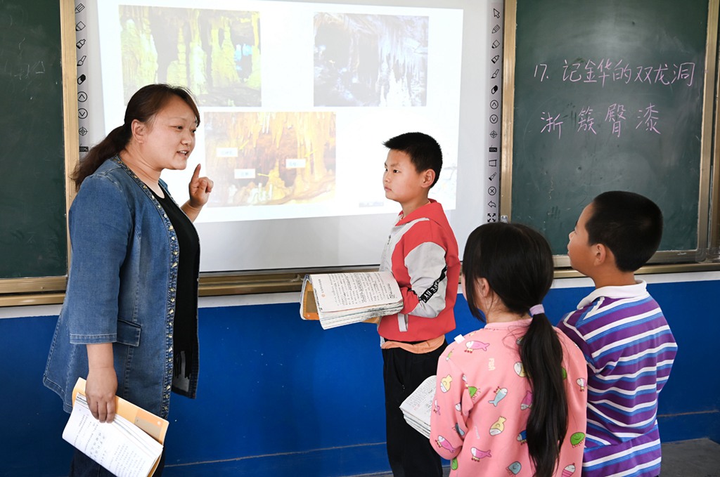 장스쥐(張世菊) 교사(왼쪽 첫 번째)는 4학년  학생들에게 강의를 하고 있다. [5월 8일 촬영/사진 출처: 인민망]