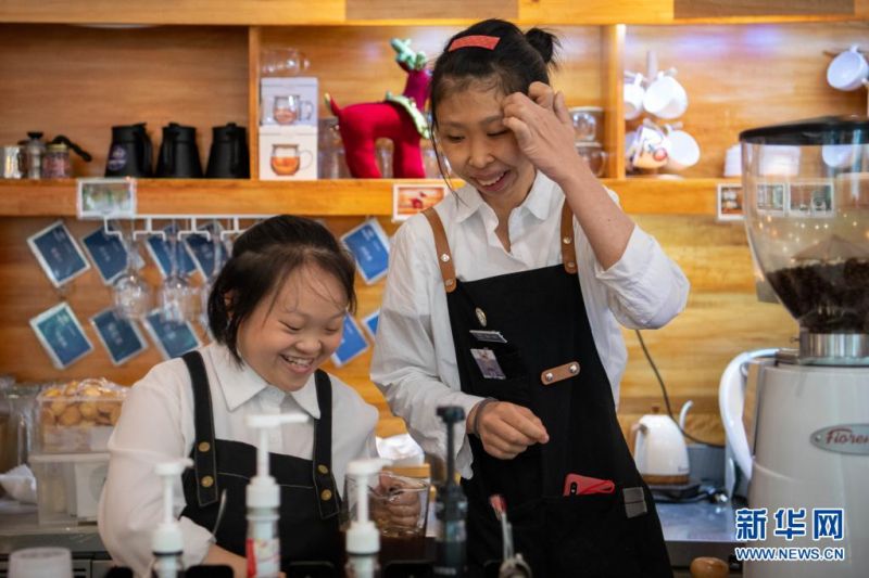 쓰촨 장애우 커피점 “마음까지 따뜻해지는 곳”  