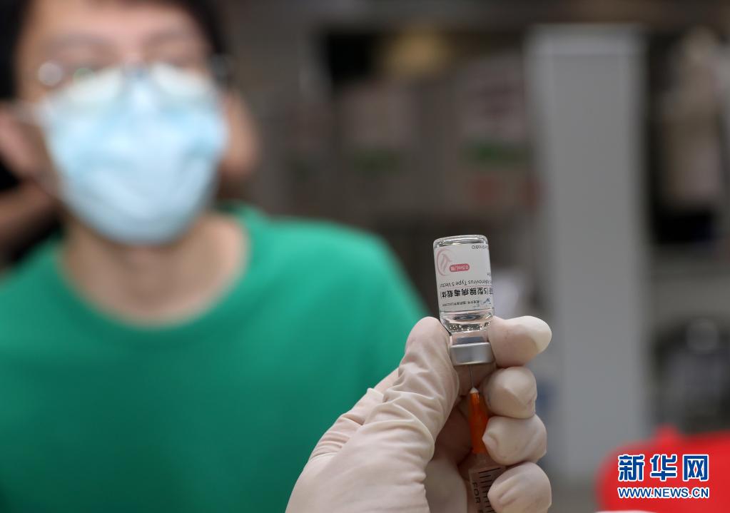 5월 18일, 상하이 쉬후이구 백신 접종소, 간호사가 시민들에게 아데노바이러스 벡터 백신 접종 준비를 하고 있다. [사진 출처: 신화망]