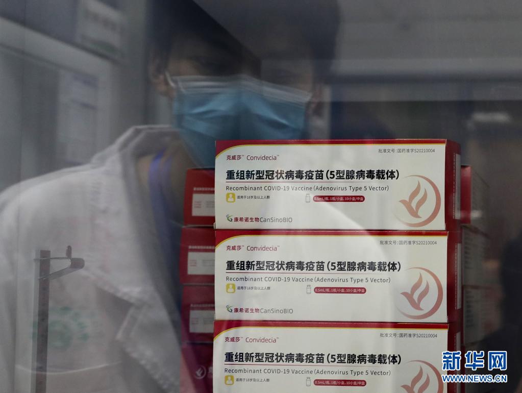 5월 18일, 상하이 쉬후이구 백신 접종소, 냉장고에 보관된 아데노바이러스 벡터 백신 [사진 출처: 신화망]