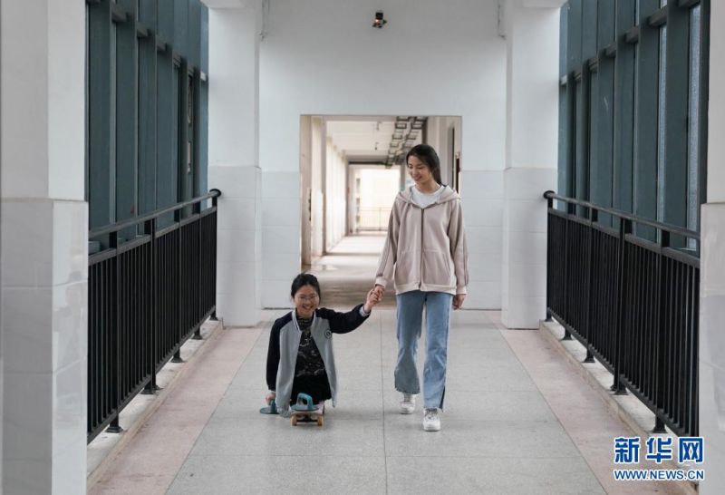 장장쯔이가 친구와 캠퍼스를 걷는다. [사진 출처: 신화망]