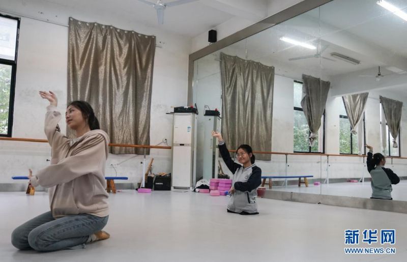 장장쯔이가 무용실에서 춤 연습한다. [사진 출처: 신화망]