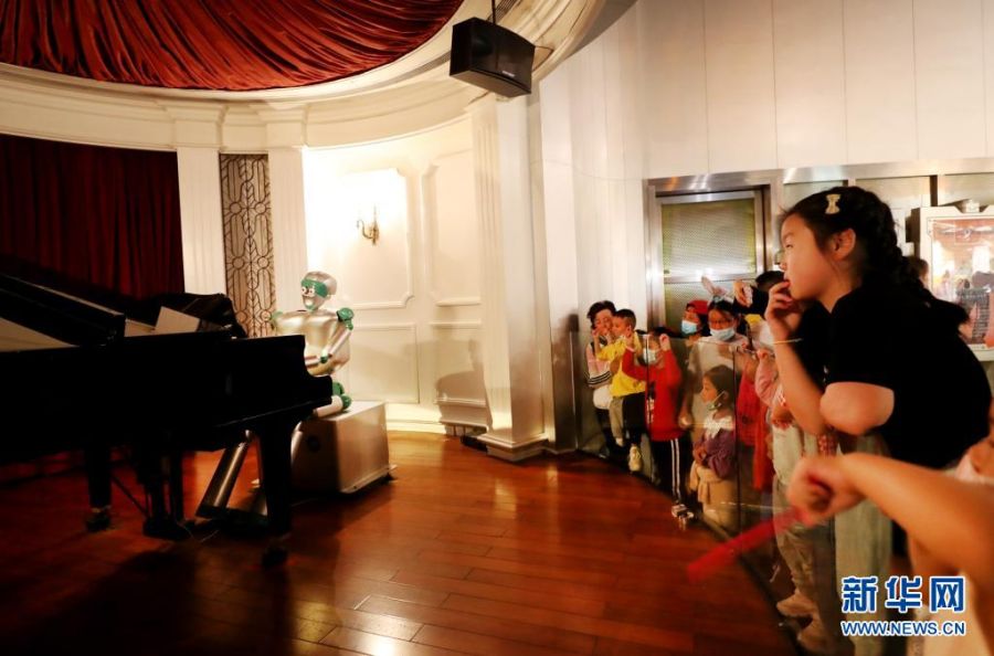 어린이들이 로봇의 피아노 연주를 감상한다. [사진 출처: 신화망]