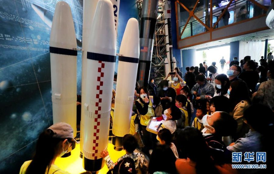 어린이들이 로켓 모형 앞에서 가이드의 로켓 발사에 대한 설명을 듣고 있다. [사진 출처: 신화망]