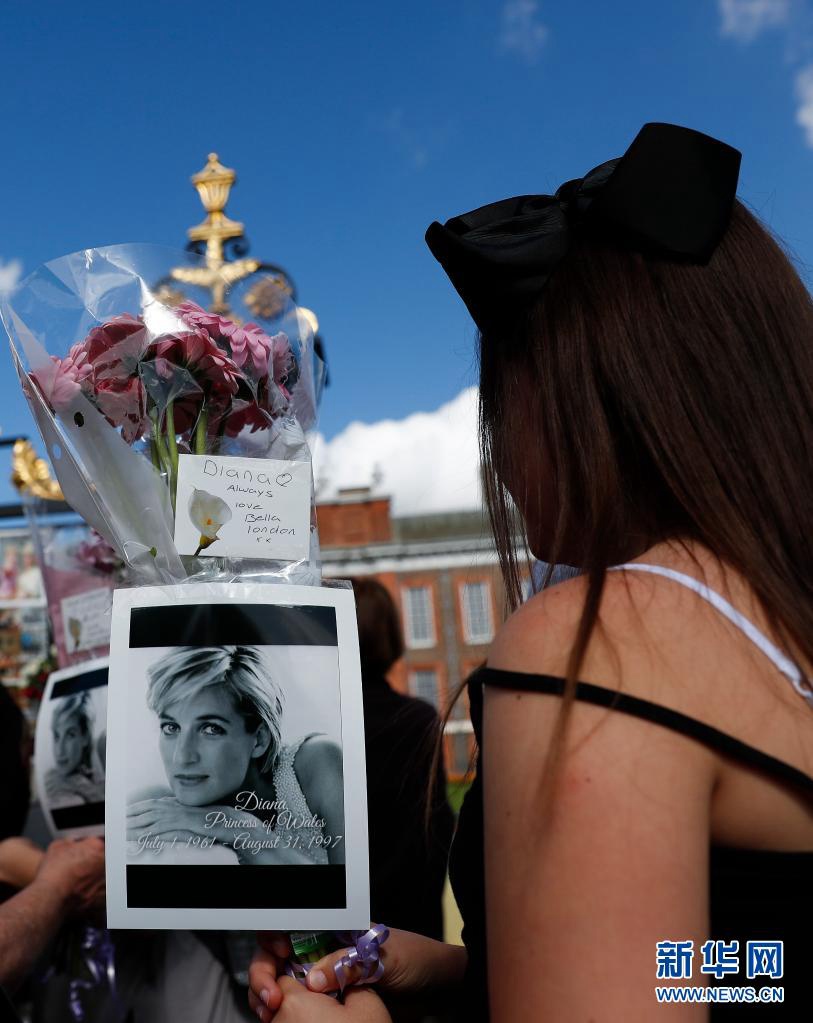 한 여성이 영국 런던 켄싱턴궁전 앞에서 꽃과 카드를 들고 다이애나 왕세자빈을 추모하고 있다. 이날은 영국 다이애나 왕세자빈이 별세한 지 20주년 되는 날이다. [2017년 8월 31일 촬영/사진 출처: 신화망]