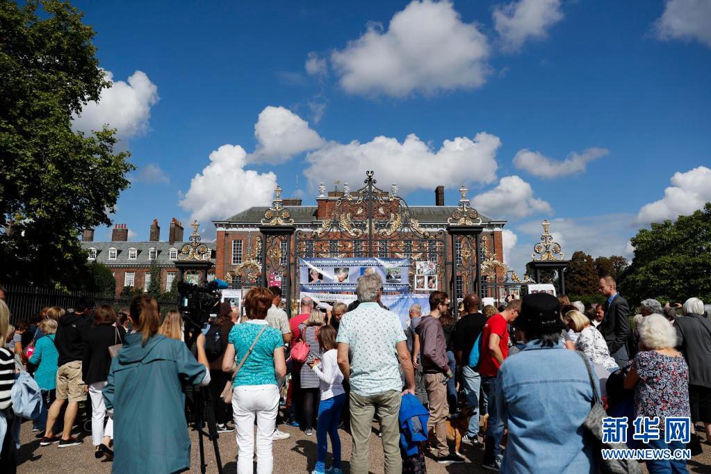 사람들이 영국 런던 켄싱턴궁전 앞에서 다이애나 왕세자빈을 추모하고 있다. 이날은 영국 다이애나 왕세자빈이 별세한 지 20주년 되는 날이다. [2017년 8월 31일 촬영/사진 출처: 신화망]