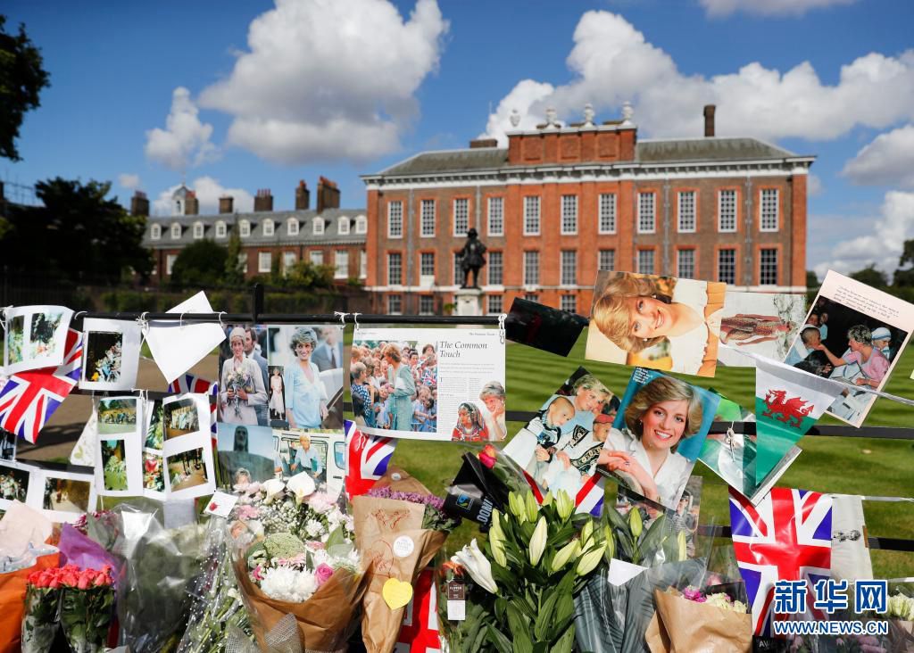 영국 런던 켄싱턴궁에서 사람들이 놓은 꽃, 촛불 그리고 카드의 모습. 이날은 영국 다이애나 왕세자빈이 별세한 지 20주년 되는 날이다. [2017년 8월 31일 촬영/사진 출처: 신화망] 