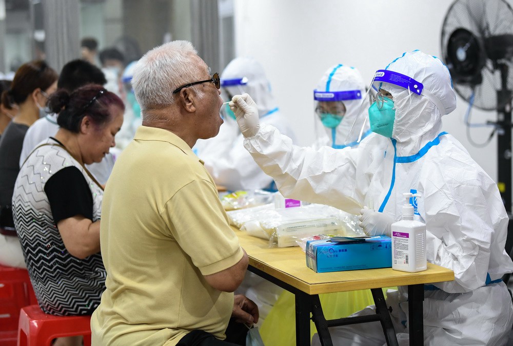 광저우 리완구 체육관 핵산검사소, 의료진들은 시민들에게 핵산 샘플 채취를 실시한다. [5월 26일 촬영/사진 출처: 신화망]