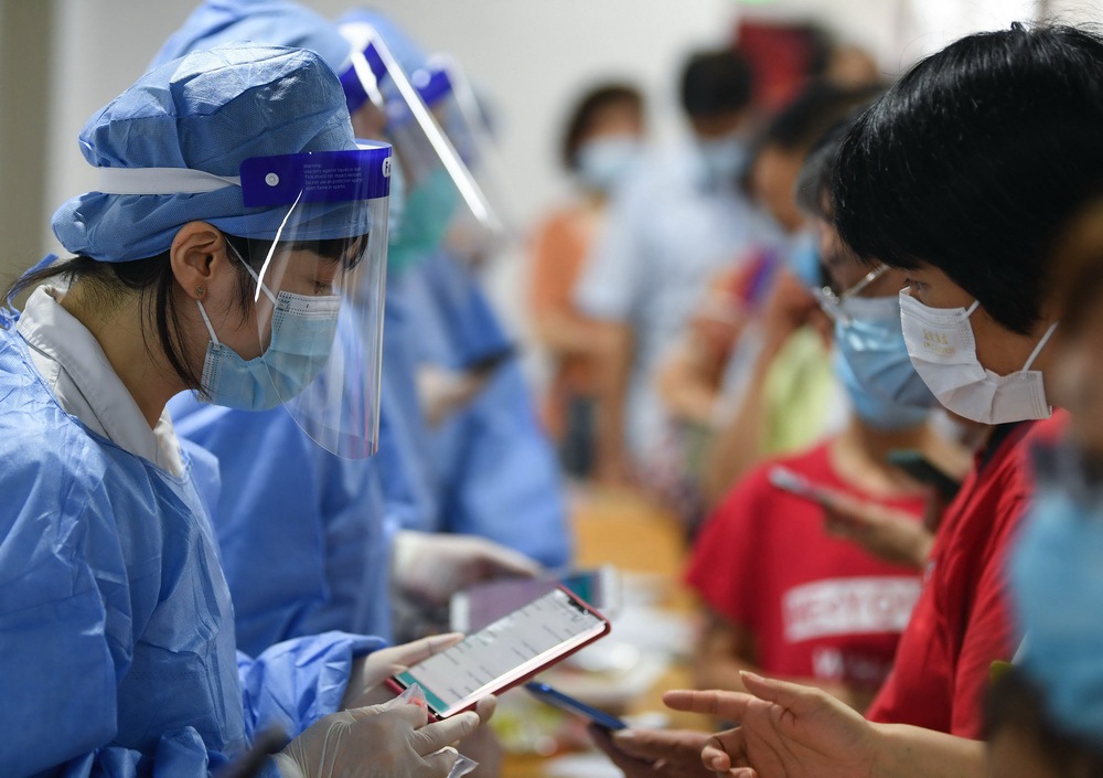 광저우 리완구 체육관 핵산검사소, 의료진들은 시민들이 기재한 정보를 확인 중이다. [5월 26일 촬영/사진 출처: 신화망]