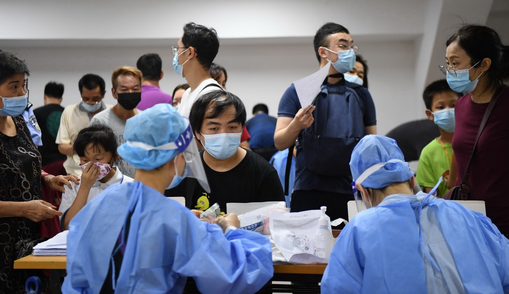 광저우 리완구 체육관 핵산검사소, 핵산검사를 받으러 온 시민들은 의료진들의 정보 확인 및 샘플 채취관 분배를 기다리는 중이다. [5월 26일 촬영/사진 출처: 신화망]