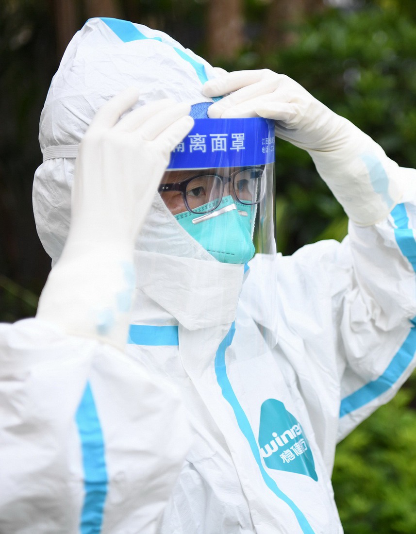 5월 26일 광저우 리완구 한 주택단지의 핵산검사소, 리완구 정형외과 의료진들이 검사 시작 전 방호장비를 점검한다. [사진 출처: 신화망]