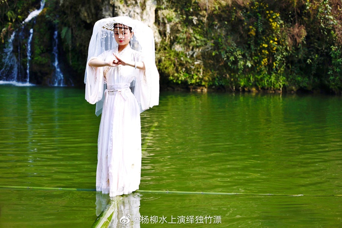 물 위에서 춤추는 중국 소녀, 독보적인 기예에 뜨거운 해외 반응