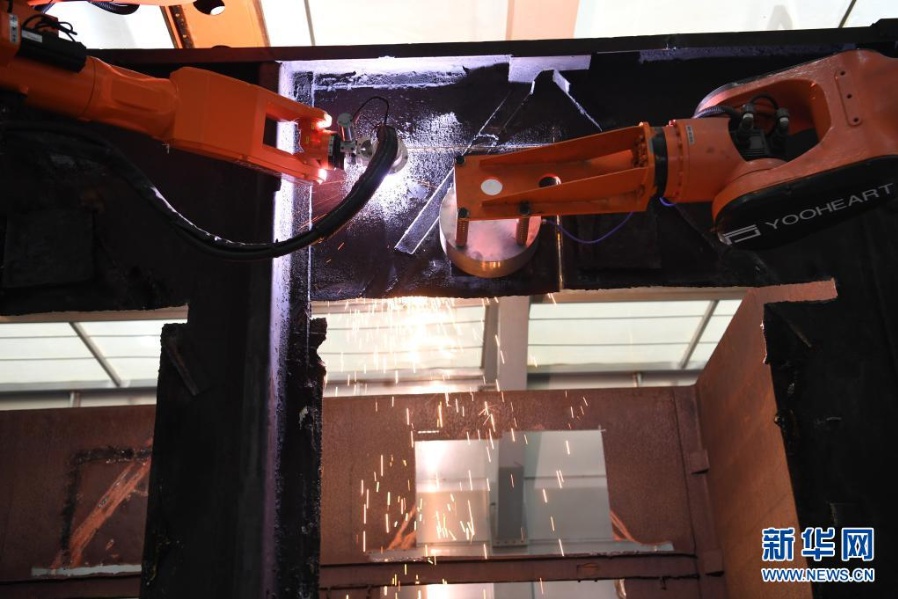 폐기 화물열차 분해생산라인에서 로봇이 열차칸을 분해하고 있다. [5월 26일 촬영/사진 출처: 신화망]