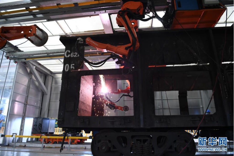 폐기 화물열차 분해생산라인에서 로봇이 열차칸을 분해하고 있다. [5월 26일 촬영/사진 출처: 신화망]