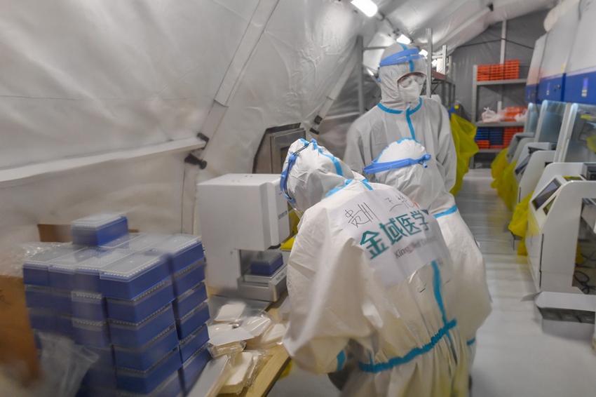 검사직원들이 에어돔 임시 실험실에서 핵산 샘플 검사기를 조절하고 있다. [6월 1일 촬영/사진 출처: 신화사]