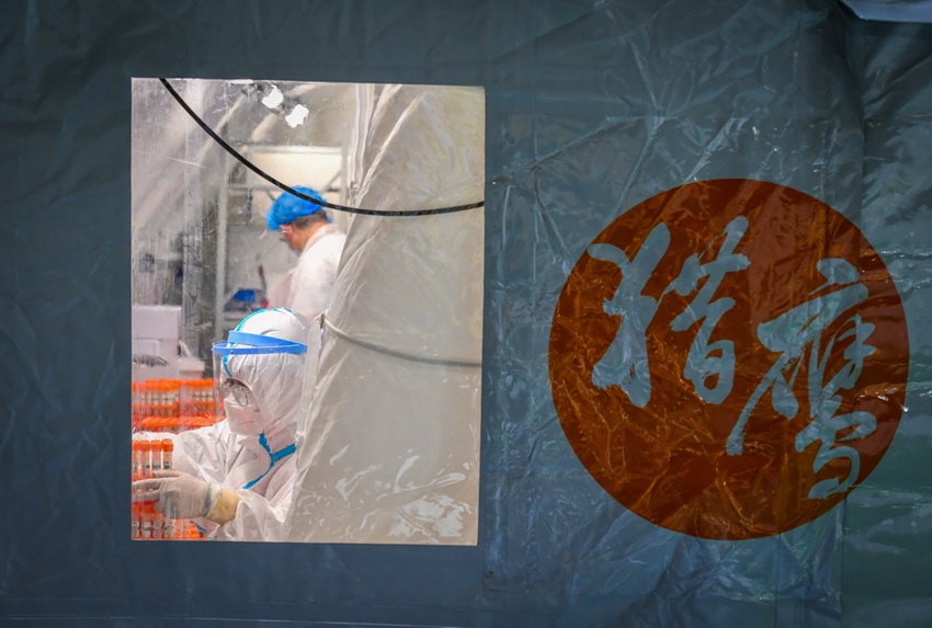 검사직원들이 에어돔 임시 실험실에서 핵산 샘플 검사기를 조절하고 있다. [6월 1일 촬영/사진 출처: 신화사]