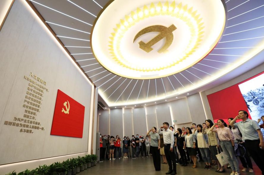 중국공산당 1차 당대회 기념관에서 당원들이 입당 선서를 되새기고 있다. [6월 3일 촬영/사진 출처:신화사]
