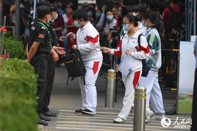 6월 7일 촬영한 베이징 수험생들 [ 사진 출처: 인밍망]