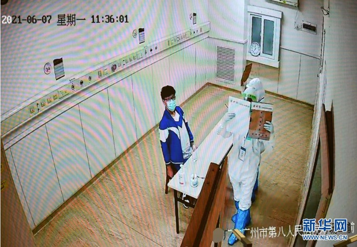 中 광저우 수험생 2명 병실서 가오카오 치러…네티즌 “옷 말리듯 시험지 소독해”