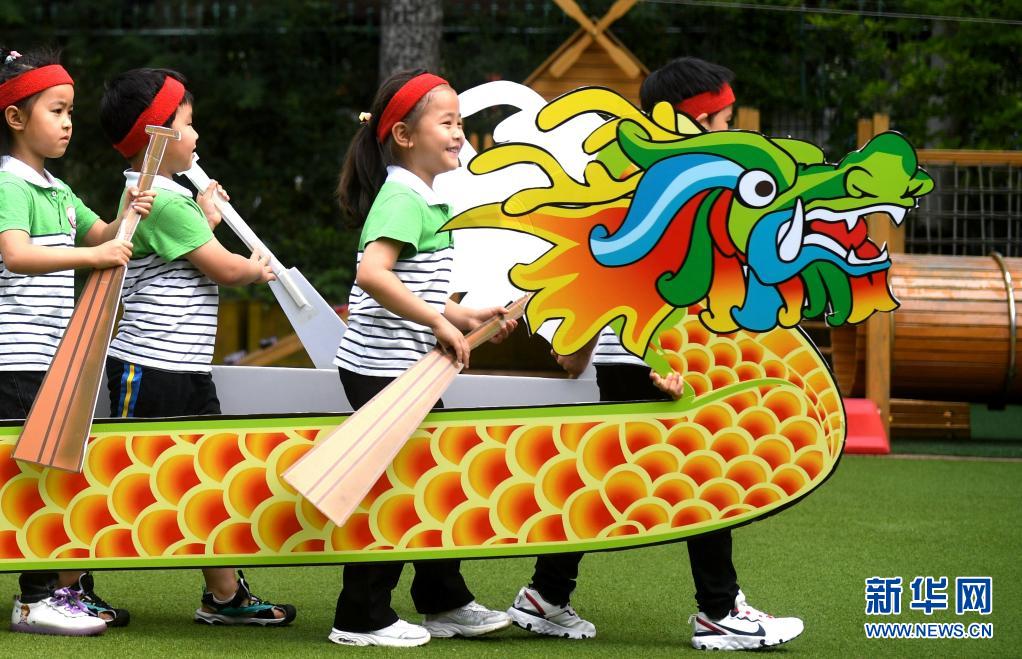 스자좡시 차오시구 제3 유치원 어린이들이 '룽저오' 타기 경기를 하고 있다. [6월 10일 촬영/사진 출처: 신화망]