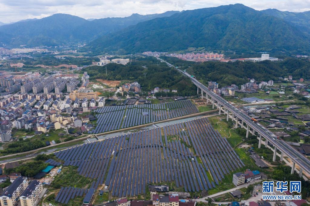 윈허현에 설치된 태양광 발전소 전경 [6월 8일 드론 촬영/사진 출처: 신화망]