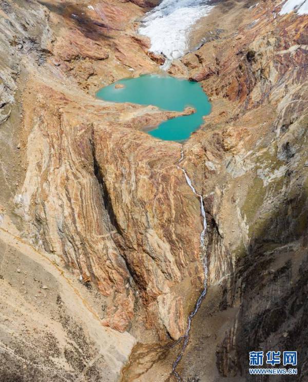 야라샹부 설산 아래 빙하가 녹아 호수가 되었다. [6월 4일 드론 촬영/사진 출처: 신화망]