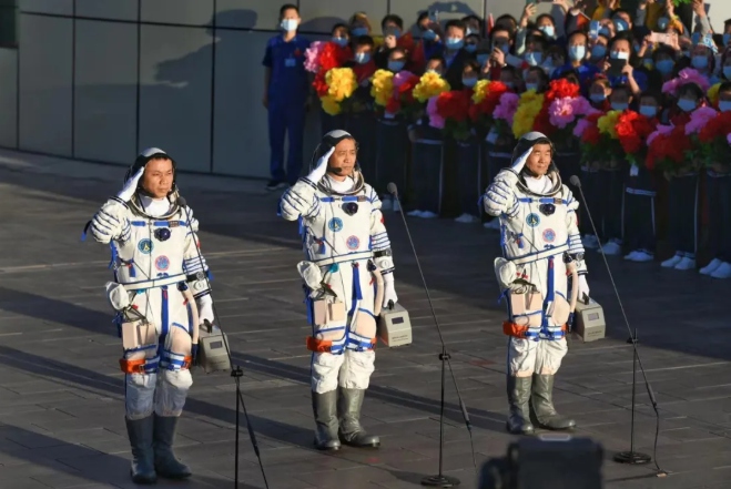 中 선저우 12호 우주비행사 출정…3개월간 비행 임무 수행