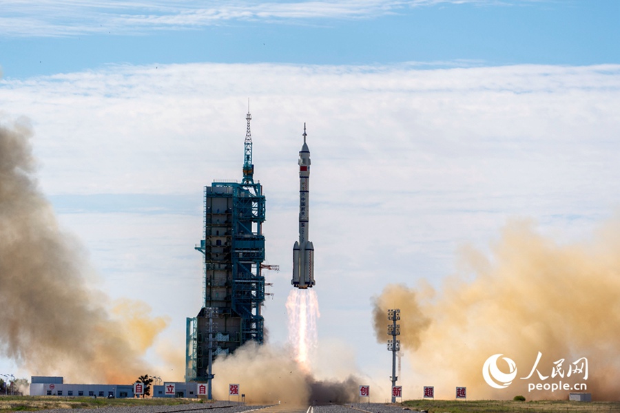 중국 선저우 12호 유인우주선 발사 성공