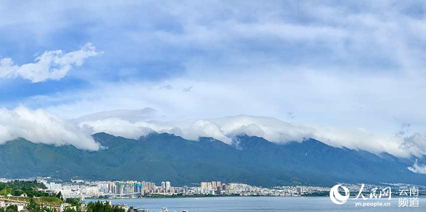 아름다워! 윈난 다리 솜이불 구름을 덮은 창산山 