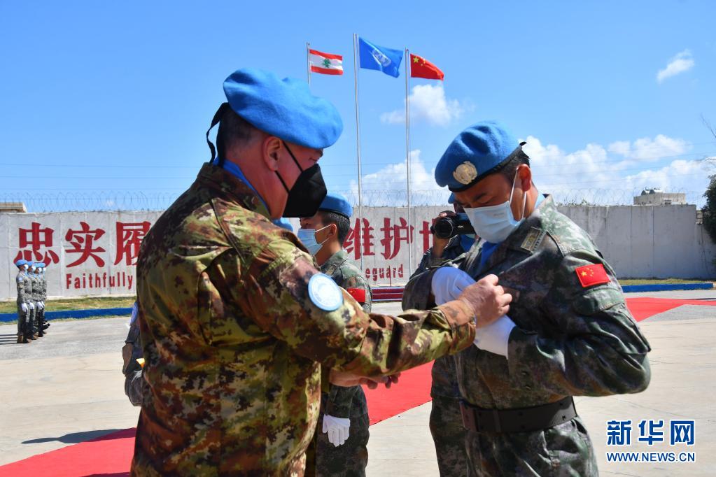 6월 16일, 중국 평화유지군 주둔지에서 레바논 임시 주둔 유엔군(UNIFIL) 사령관(왼쪽)이 중국 평화유지군 대표에게 훈장을 달아주고 있다. [사진 출처: 신화망]