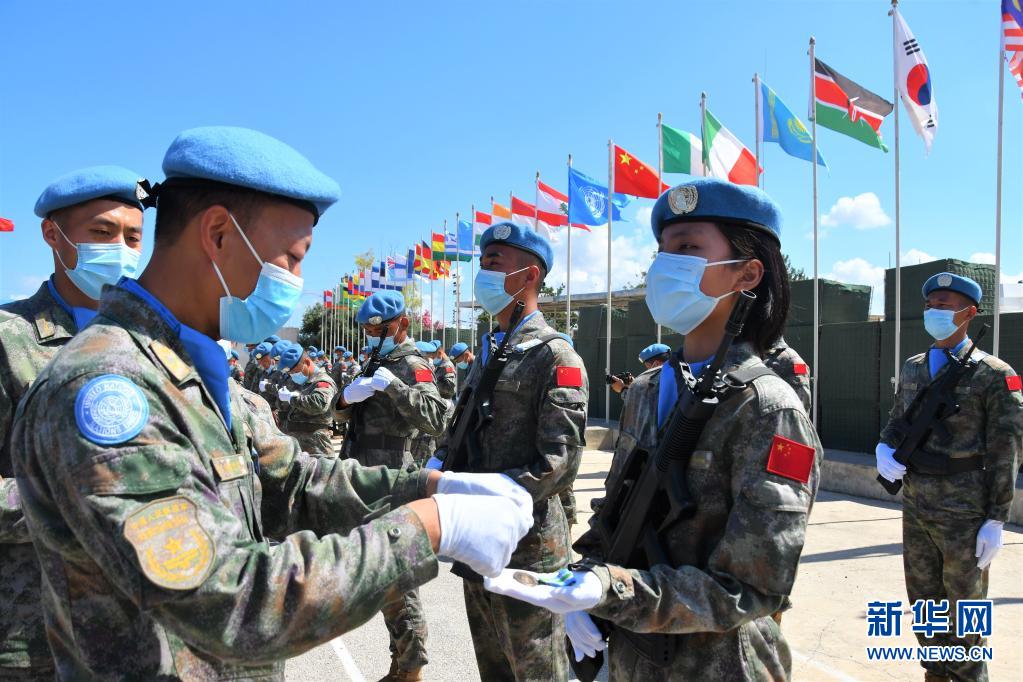 6월 16일, 레바논의 한 남부 마을에 있는 중국 평화유지군 주둔지에서 열린 훈장 수여식에서 중국 평화유지군 여군이 훈장을 받고 있다. [사진 출처: 신화망] 
