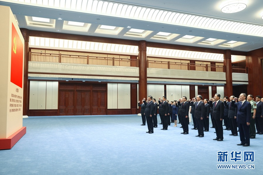 관람을 마친 후 시진핑 주석을 위시한 당 지도부가 함께 입당 선서를 되새기고 있다. [사진 출처: 신화망]