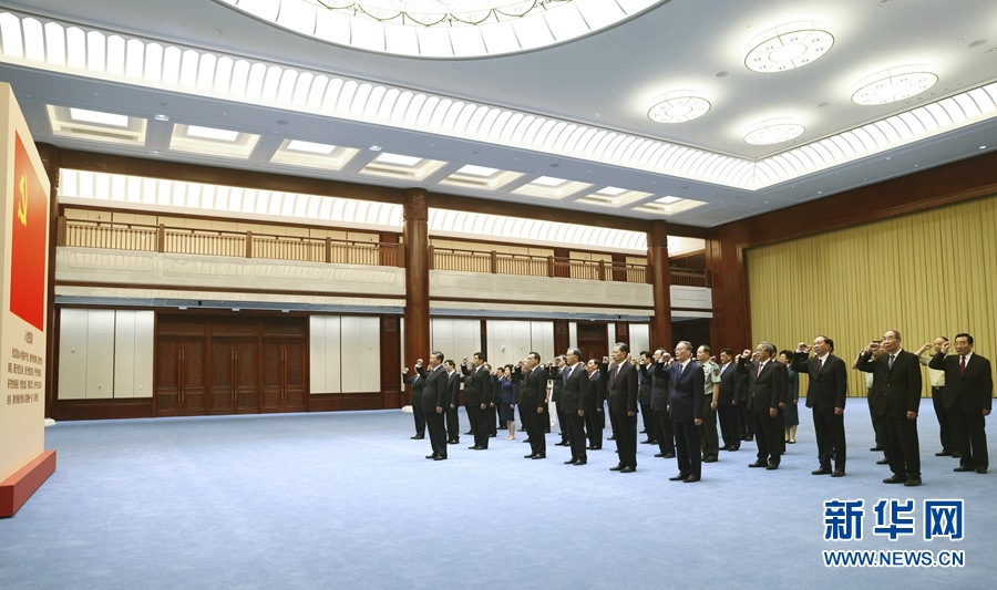 관람을 마친 후 시진핑 주석을 위시한 당 지도부가 함께 입당 선서를 되새기고 있다. [사진 출처: 신화망]
