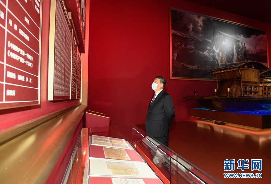 시진핑 주석이 전람회를 관람하고 있다. [사진 출처: 신화망]