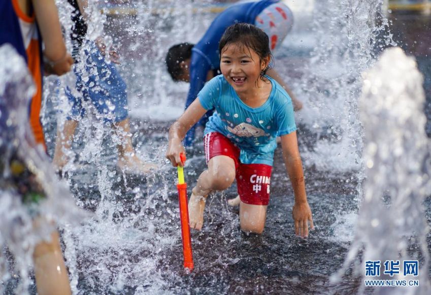 [포토] 베이징, 고온 날씨 지속…물놀이로 더위 식히는 시민들