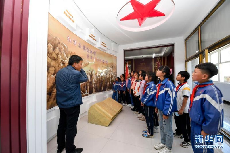 닝샤 옌츠현 다수이컹(大水坑)진의 마오쩌민 홍군초등학교 교사가 학생들에게 옌츠현의 혁명 역사를 설명하고 있다. [6월 18일 촬영/사진 출처: 신화망]