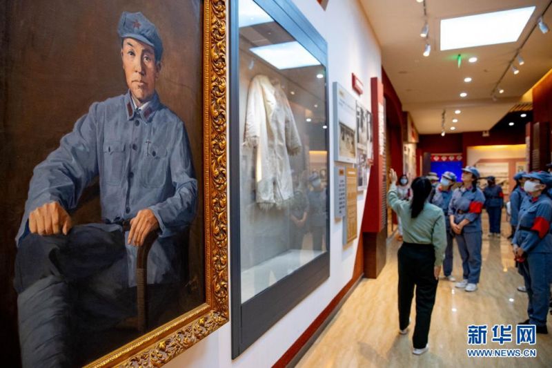 관광객들이 옌츠 혁명기념관에서 마오쩌민(毛澤民)의 옌츠현 이야기를 보고 있다. [6월 18일 촬영/사진 출처: 신화망]