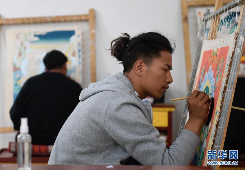 칭하이민족대학교 예술학부 공예 미술(탕카) 전공 학생들이 탕카를 그리고 있다. [6월 17일 촬영/사진 출처: 신화망]