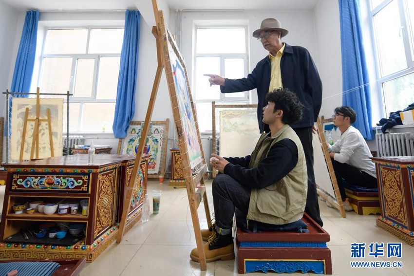 샤우차이랑(夏吾才讓) 선생님(가운데)이 공예 미술(탕카) 전공 학생에게 탕카를 가르치고 있다. [6월 17일 촬영/사진 출처: 신화망]