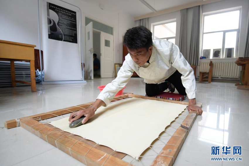 공예 미술(탕카) 전공 학생이 탕카 캔버스를 준비하고 있다. [6월 17일 촬영/사진 출처: 신화망]
