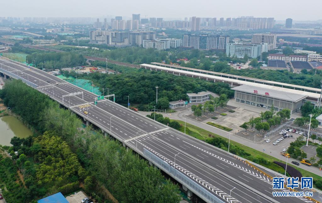 차량들이 312 국도 난징(南京) 구간 확장공사 간선 구름다리를 주행하고 있다. [6월 30일 드론 촬영/사진 출처: 신화망]