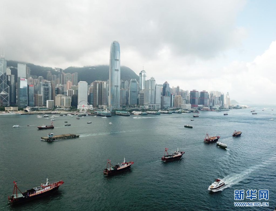 7월 1일, 깃발을 단 어선들이 홍콩 빅토리아 항구를 순유한다. [드론 촬영/사진 출처: 신화망]