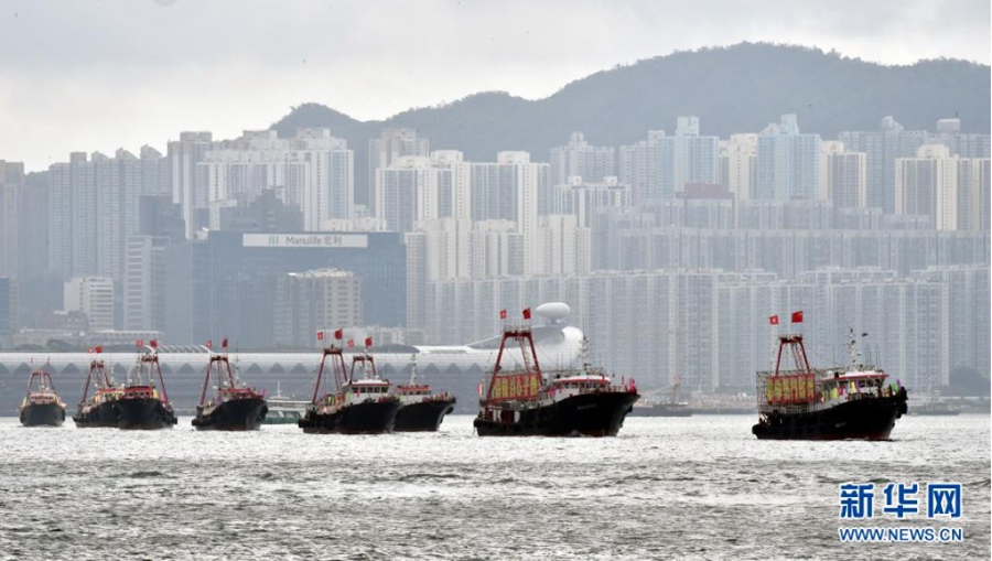 7월 1일, 깃발을 단 어선들이 홍콩 빅토리아 항구를 순유한다. [사진 출처: 신화망]
