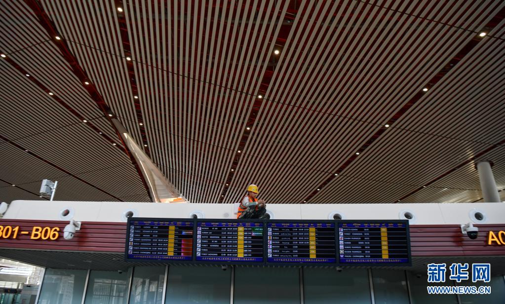 작업 인원이 라싸 궁가국제공항 T3 터미널에서 설비를 테스트하고 있다. [6월 30일 촬영/사진 출처: 신화망]