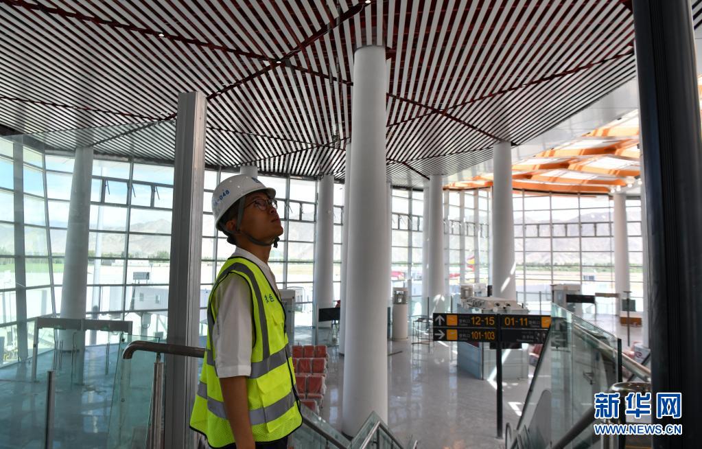 작업 인원이 라싸 궁가국제공항 T3 터미널에서 공사 디테일을 살펴보고 있다. [6월 30일 촬영/사진 출처: 신화망]